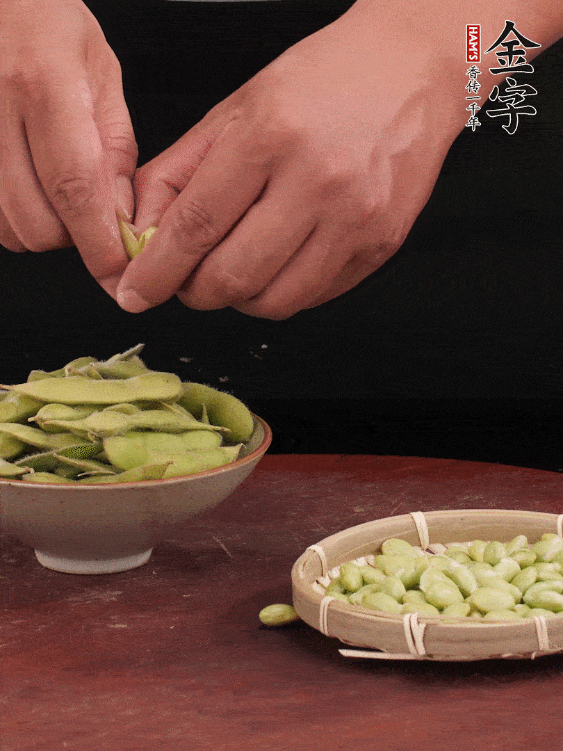 新鮮毛豆剝殼。