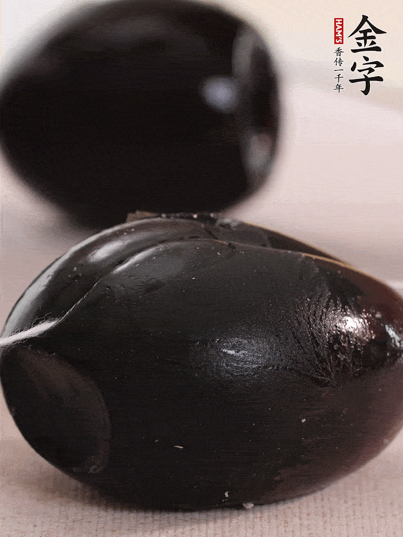 娃娃菜金針菇去跟洗凈，皮蛋改刀。
