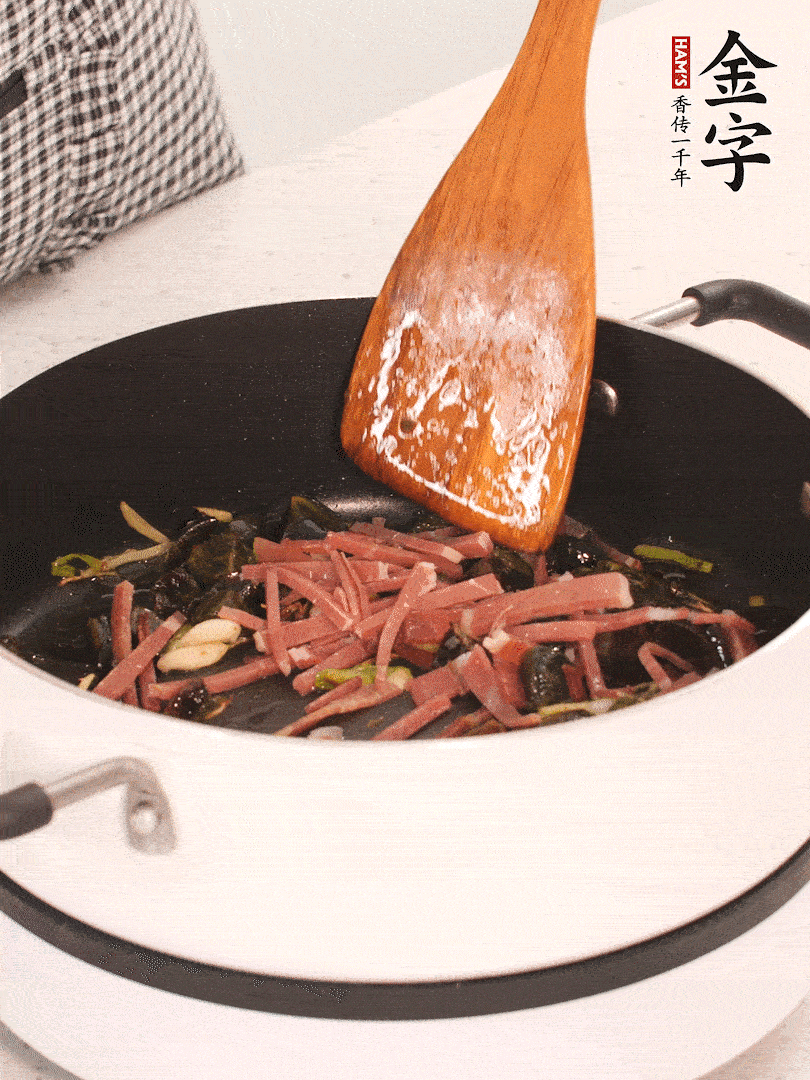 加入火腿煸炒一會(huì)，倒入開(kāi)水燉煮15分鐘。