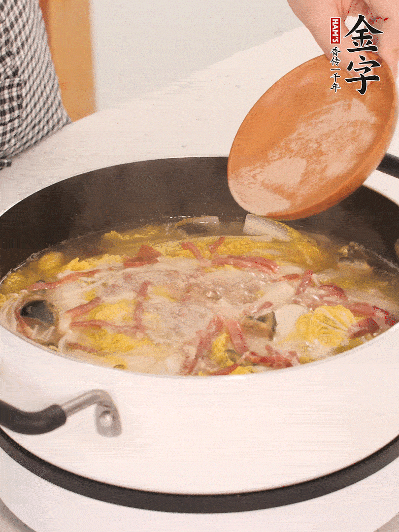 加適量的白胡椒調(diào)味。