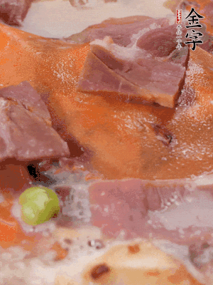 放適量料酒、清水煮到沸騰，再下蟹塊燜煮8分鐘。
