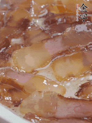油5成熱，醬油肉煸香。