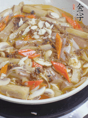 撒蒜末、香菜末。