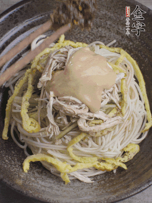 生抽1勺、醋1勺、芝麻醬1勺、金字火腿大師醬1勺。