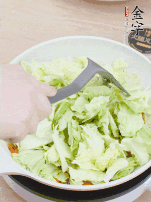 下卷心菜翻炒。