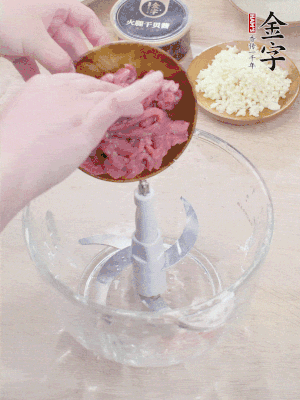 江南野筍干浸泡至軟；豬五花肉切薄片；腐皮改刀切成長(zhǎng)方形。