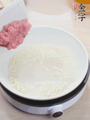 下火腿片、筍干均勻翻炒后，加2勺料酒、適量清水。