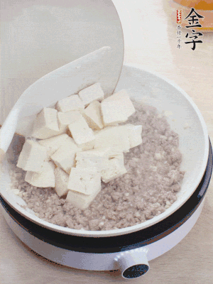 蓋蓋燉煮20分鐘后，加腐皮，撒一點(diǎn)枸杞。