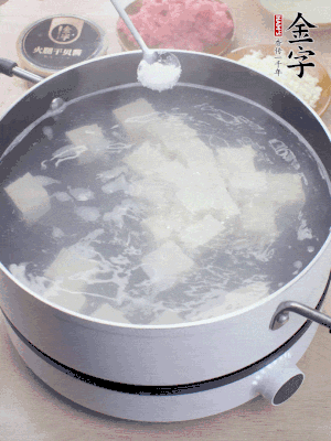 豆腐切成大小均勻正方體，鍋內(nèi)放水，加一點(diǎn)鹽焯水10秒。