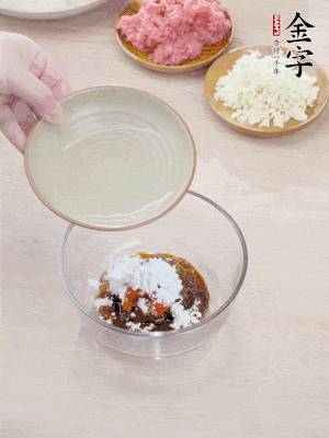 調(diào)料汁：金字火腿干貝醬2勺、剁椒1/2勺、生抽1/2勺、淀粉2勺、清水半碗。