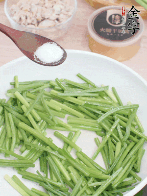 起鍋熱油，下韭菜苔炒至變色。加少許鹽。