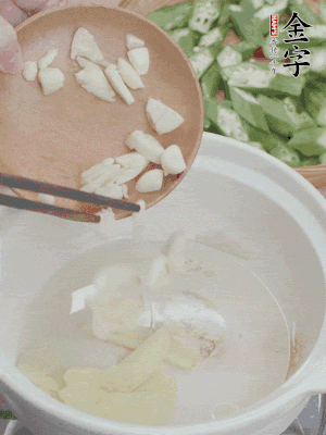 砂煲熱油，姜蒜、辣椒煸香。