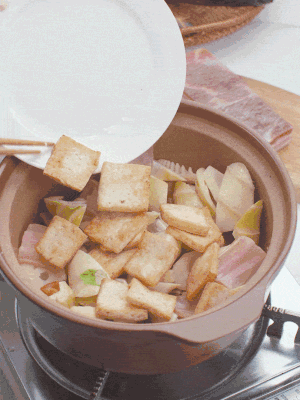 依次下春筍、豆腐，開水沒過食材。