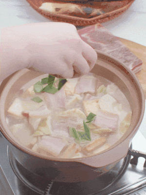 一小撮鹽、糖、雞精調(diào)味，最后撒點蒜葉點綴。