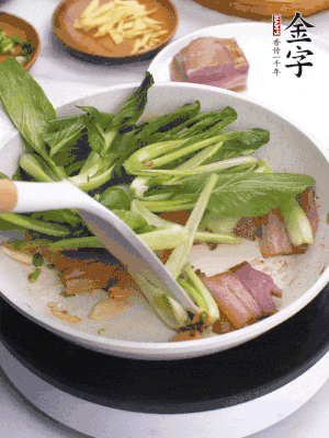 下小青菜翻炒，菜梆子變軟時(shí)，撒一點(diǎn)鹽、雞精調(diào)味。