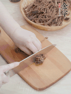干茶樹菇浸泡過夜，去老根焯水，擠干水份。