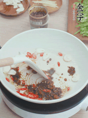 熱鍋涼油，姜蒜、辣椒、金字火腿xo醬炒香。