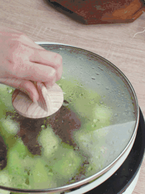 西葫蘆略出水時，加一小撮鹽調(diào)味。