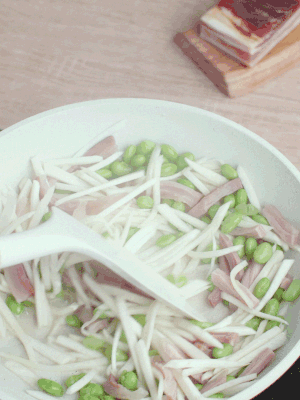 下茭白絲、青豆翻炒。