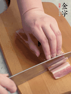 百合切去頭尾，分開(kāi)洗凈;咸肉切薄片。