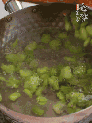 鍋中水沸，放一撮鹽，下蠶豆豆瓣焯3分鐘，下百合，3秒撈出，一起撈出瀝水。