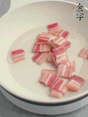 鍋中少許油，金字淡咸肉煸香。
