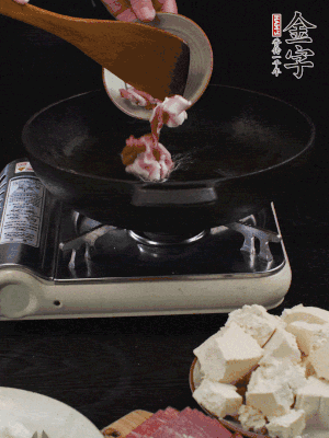 冷油潤(rùn)鍋，下五花肉煸香。