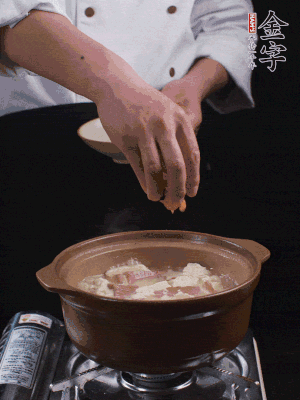 下蝦仁干，煮5分鐘。撒蒜葉，煮1分鐘。