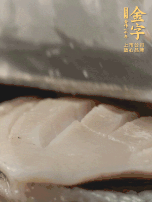 鮑魚用勺子撬出來，去掉內(nèi)臟和牙齒，加面粉、白醋、鹽、啤酒抓一下，清水洗凈，切花刀。