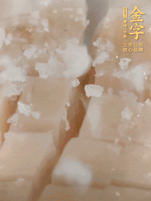 鮑魚中加點鹽、蠔油抓拌一下。