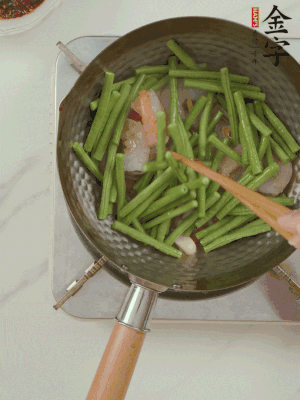 下掰好的缸豆段翻炒，略燜煮。