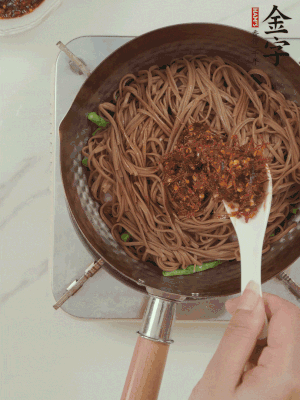 下蕎麥面，淋上少許醬油，加2勺金字火腿大師醬略翻炒即可。