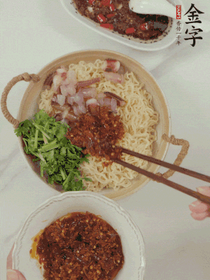 在面上鋪魷魚、香菜、金字火腿大師醬。