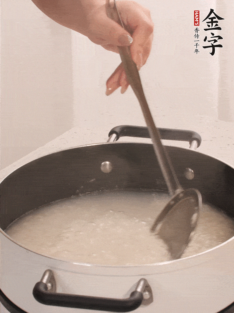 香菇、土豆、胡蘿卜、金字土香腸切小塊。