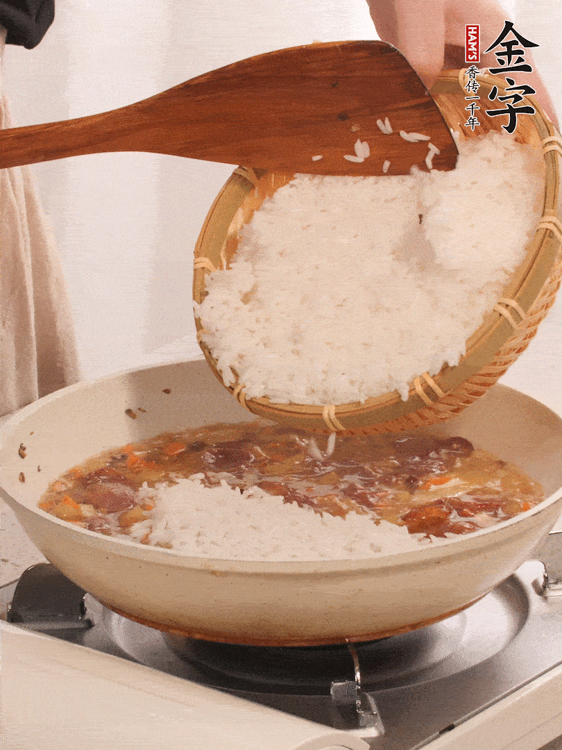 熱鍋燒油，香腸煸出油，加姜片去腥，加土豆、胡蘿卜、香菇翻炒到半熟，隨后加豆角、2小勺鹽、1大勺生抽，煸炒均勻。