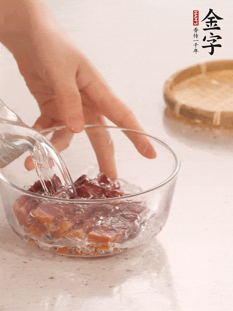 金字火腿切片，溫水泡5分鐘。