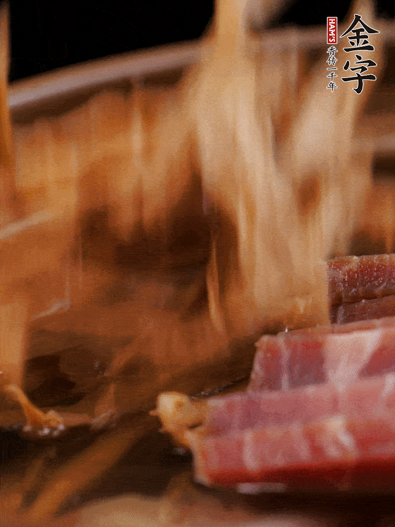 大筒骨、金字火腿、姜片、黃酒一起放入砂鍋，加筍干燉煮40分鐘。（如果家里有高壓鍋，用高壓鍋把高湯壓出來更鮮濃。）