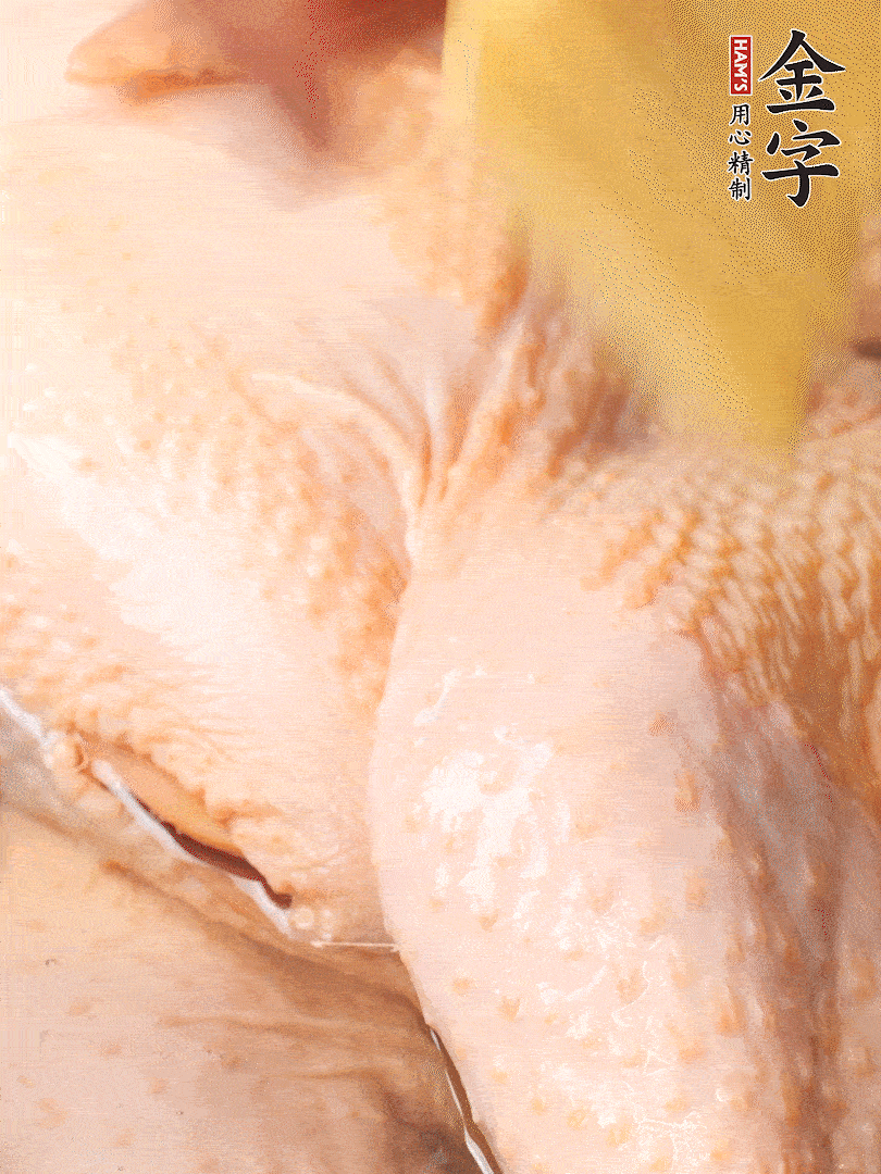 老母雞去頭去尾，斬去雞爪。冷水入鍋，加料酒、蔥姜焯水，煮出浮沫后撈出，用清水洗凈