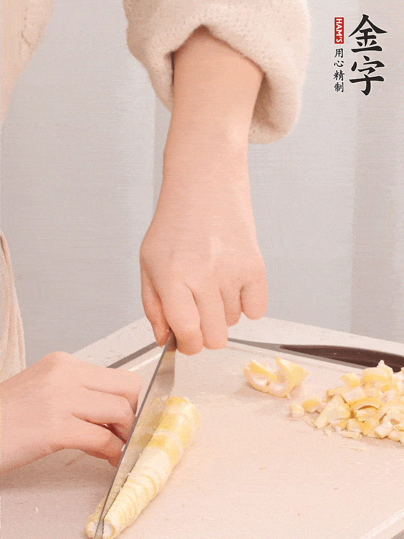 春筍去皮切小塊，焯水2分鐘左右