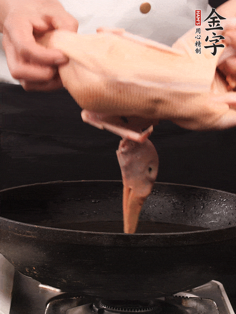 處理干凈的老鴨1只，黃酒小半碗，姜幾片，一起放入冷水，煮沸焯水3分鐘，去除血沫