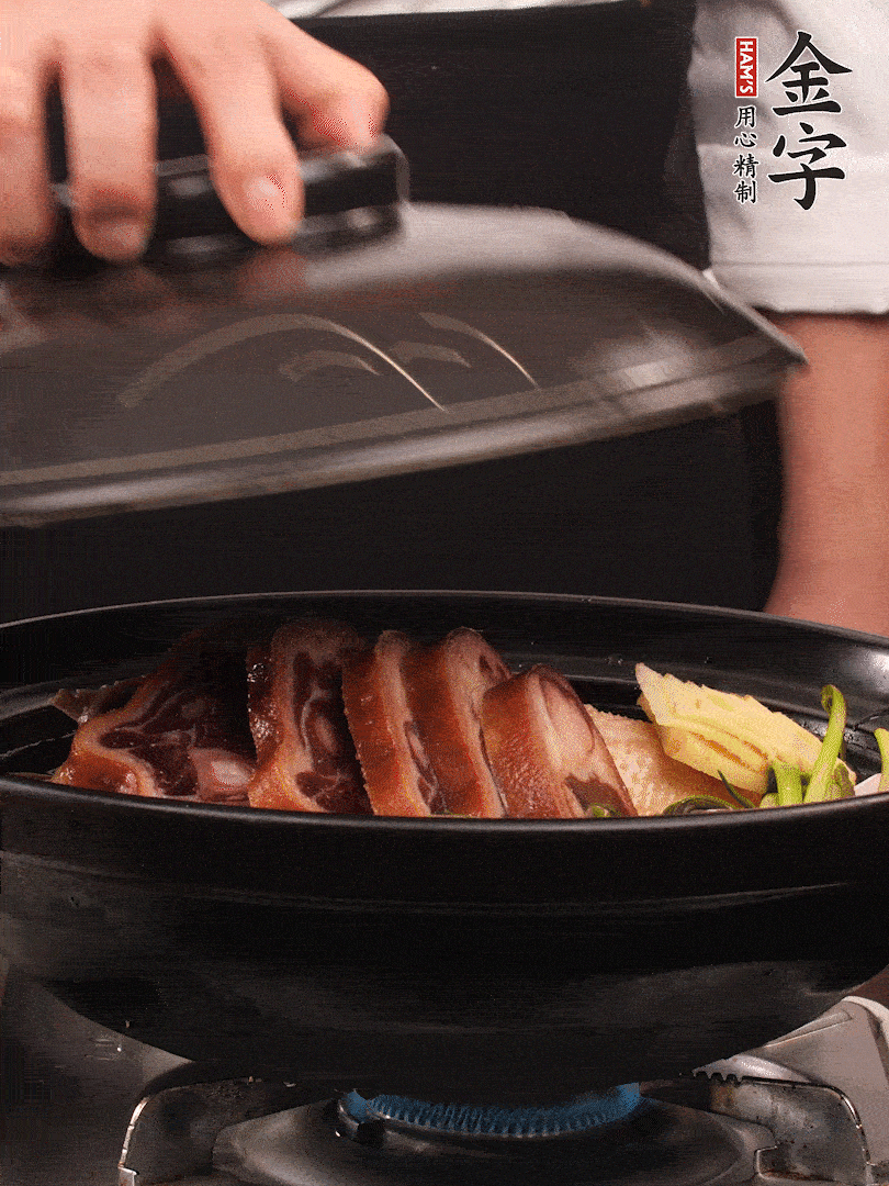 砂鍋蓋蓋子密封，大火燒開后轉(zhuǎn)小火，燜煮2小時