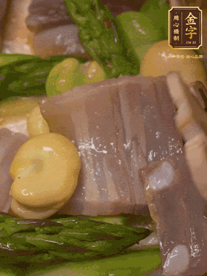 倒入熱水，燉煮10分鐘
