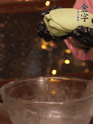 水里放點(diǎn)鹽，燒開后放艾草，一勺小蘇打，撈出浸入涼水，打成艾草泥