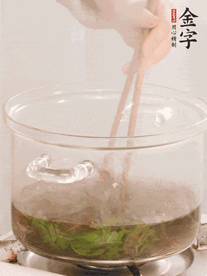香椿焯水，變色后撈出，切成小段