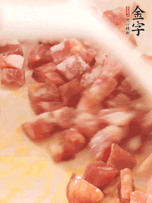 香腸炒出油脂，加入蠶豆煸炒