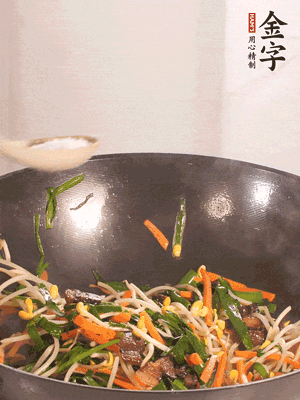炒合菜：金字醬油肉、綠豆芽、韭菜