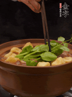 加筒骨煲的經(jīng)典配菜：金字土香腸、油豆腐、千張蓋上蓋子燜一會(huì)兒，耐心等候10分鐘。