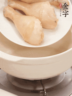 雞腿、火腿、干貝、蒜頭放入砂鍋內(nèi)燉1小時(shí)