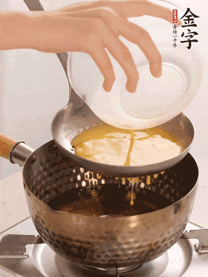 雞蛋過(guò)篩子倒入油鍋炸成蛋酥，瀝干油。