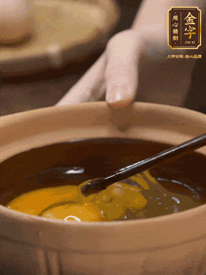 雞蛋打入砂鍋，充分打勻，1.5倍的溫水加一勺鹽，倒入蛋液中，攪拌均勻后用勺子舀去表面浮沫